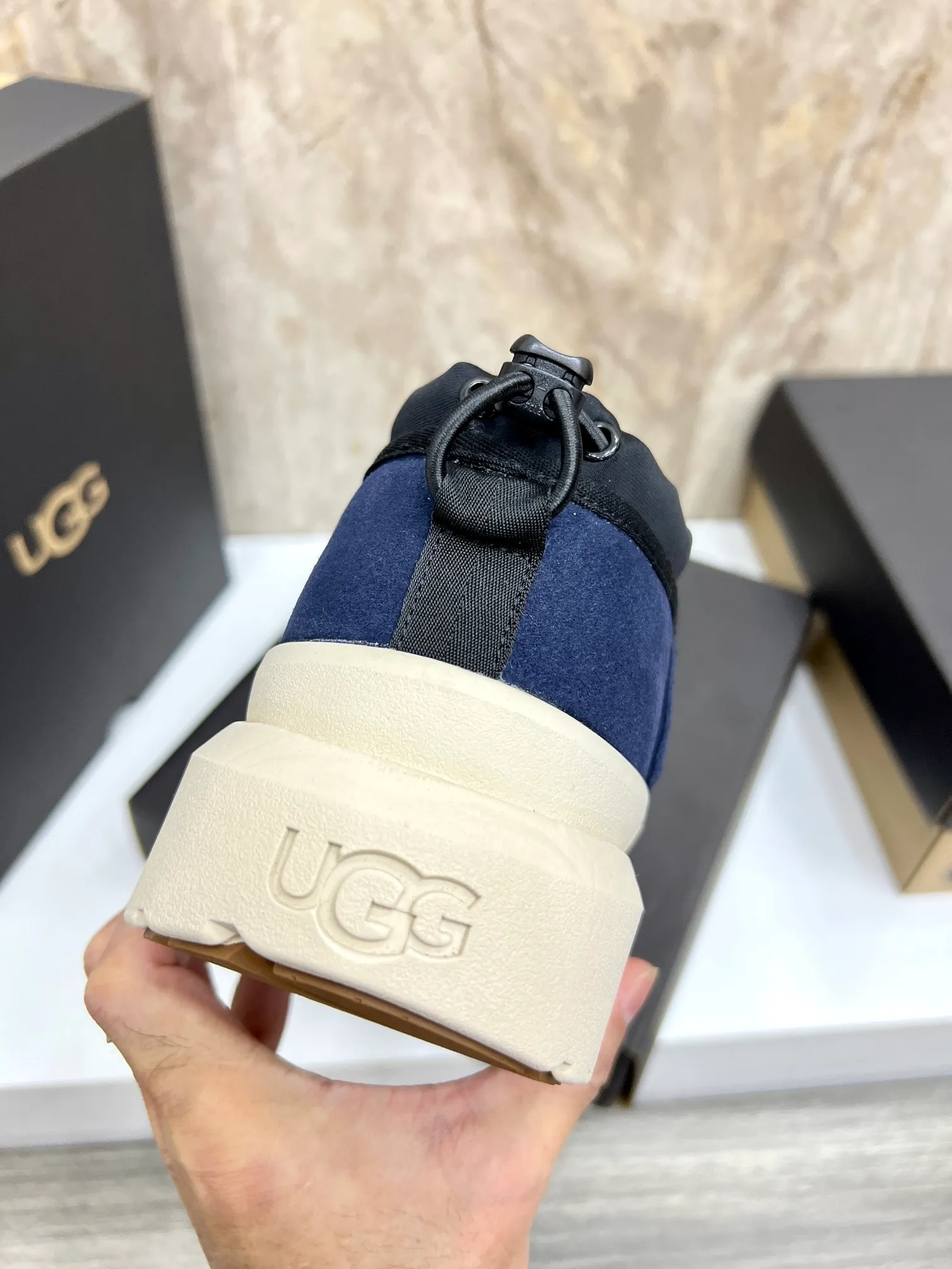 Men's men's shoes💰: 💰540💰Couple model👫 UGG Tasman Weather Hybrid one-second snow boots👢 Wang Yibo's same 👏 classic Tasman shoe is designed with environmentally friendly waterproof and snowproof material, which is both fashionable and functional. At the same time, it is paired with the new UGG Keen furry color-blocked jacket. Bright orange and maroon collide to create a new light outdoor style and open up a new travel experience in early autumn! Using the best materials, the 17mm fur-integrated surface is warmer and more breathable, and the outsole is upgraded to a lightweight and wear-resistant light wing technology outsole! Size: Women’s size 35-40 / Men’s size 38–44 (45 customized) Official website color